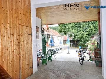 Einfahrt und Zugang zum Innenhof - Hinterem großen Grundstück und Gastgarten sow
