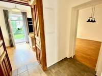 Blick in Küche und Wohn-/Esszimmer