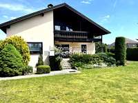 Einfamilienhaus mit Innenpool und großen Garten