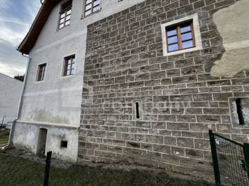 Haus - Ostansicht mit ehemaligen Schießscharten